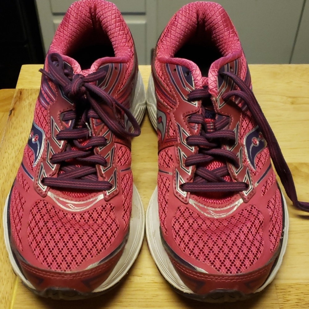 Saucony tennis shoes